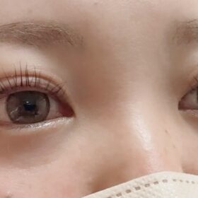 施術後にきれいに仕上がったお客様のマツエクの目元アップ写真